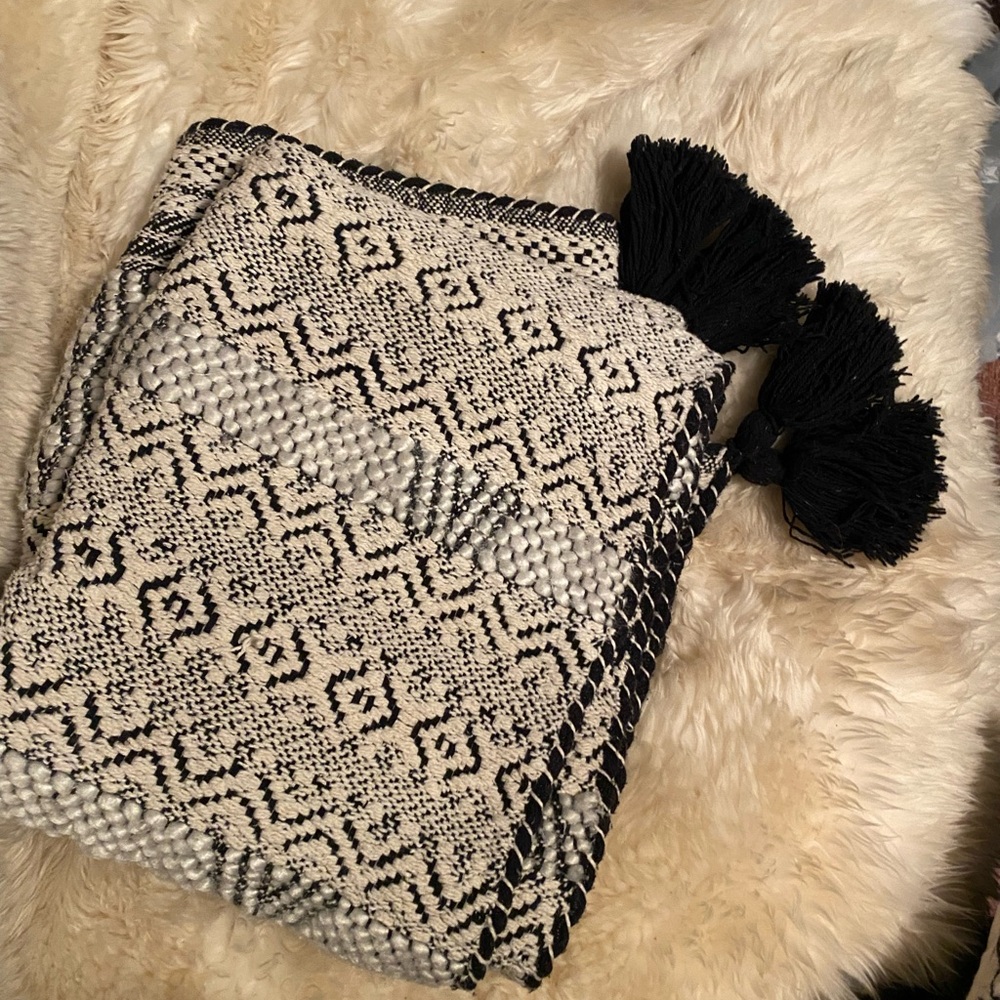 Max Studio Home Black and White Textured Knit Throw Blanket - Picture 5 of 6